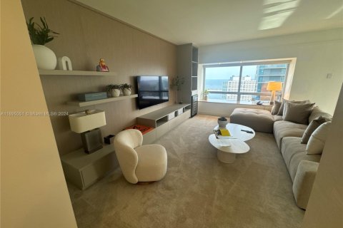 Condo in Miami, Florida, 2 bedrooms  № 1448674 - photo 1