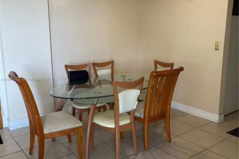 Condominio en alquiler en Miami, Florida, 3 dormitorios, 103.12 m2 № 2029396 - foto 10