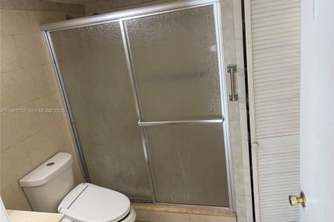 Condominio en alquiler en Miami, Florida, 3 dormitorios, 103.12 m2 № 2029396 - foto 17