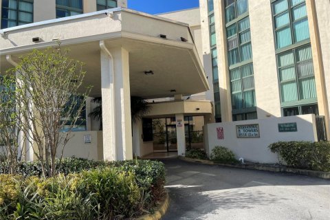 Condominio en alquiler en Miami, Florida, 3 dormitorios, 103.12 m2 № 2029396 - foto 5