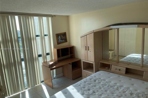 Condominio en alquiler en Miami, Florida, 3 dormitorios, 103.12 m2 № 2029396 - foto 14