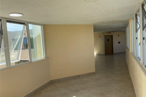 Condominio en alquiler en Miami, Florida, 3 dormitorios, 103.12 m2 № 2029396 - foto 8