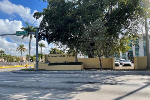 Condominio en alquiler en Miami, Florida, 3 dormitorios, 103.12 m2 № 2029396 - foto 2