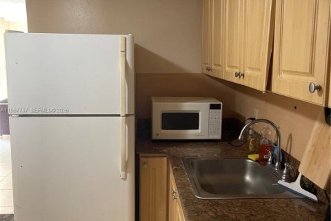 Condominio en alquiler en Miami, Florida, 3 dormitorios, 103.12 m2 № 2029396 - foto 13