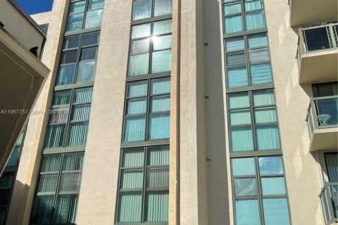 Condominio en alquiler en Miami, Florida, 3 dormitorios, 103.12 m2 № 2029396 - foto 4