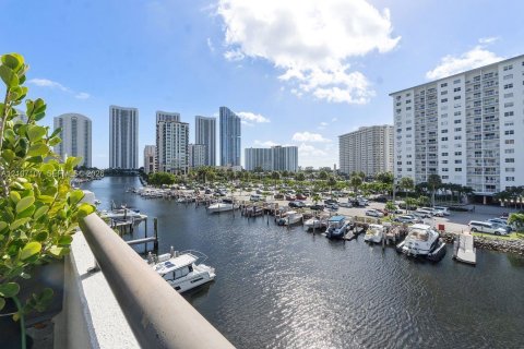 Condo à Sunny Isles Beach, Floride, 3 chambres № 2428315