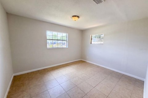 House in Tampa, Florida 4 bedrooms, 125.98 sq.m. № 2296312 - photo 3