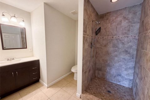House in Tampa, Florida 4 bedrooms, 125.98 sq.m. № 2296312 - photo 8