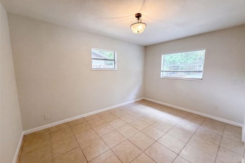 House in Tampa, Florida 4 bedrooms, 125.98 sq.m. № 2296312 - photo 4