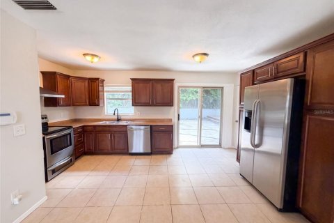 House in Tampa, Florida 4 bedrooms, 125.98 sq.m. № 2296312 - photo 9