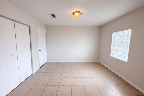 House in Tampa, Florida 4 bedrooms, 125.98 sq.m. № 2296312 - photo 5