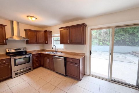 House in Tampa, Florida 4 bedrooms, 125.98 sq.m. № 2296312 - photo 10