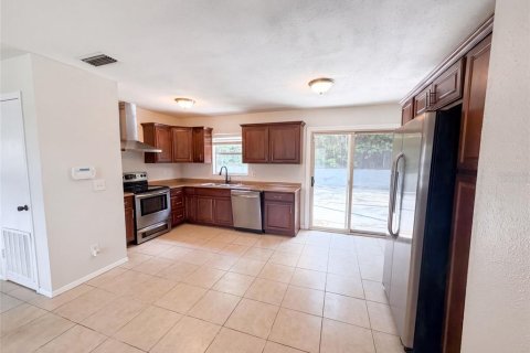 House in Tampa, Florida 4 bedrooms, 125.98 sq.m. № 2296312 - photo 2