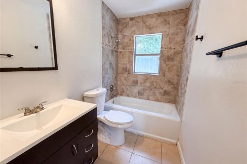 House in Tampa, Florida 4 bedrooms, 125.98 sq.m. № 2296312 - photo 7
