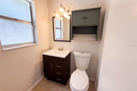 House in Tampa, Florida 4 bedrooms, 125.98 sq.m. № 2296312 - photo 6