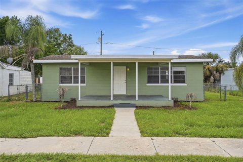 House in Dundee, Florida 3 bedrooms, 91.79 sq.m. № 2367022
