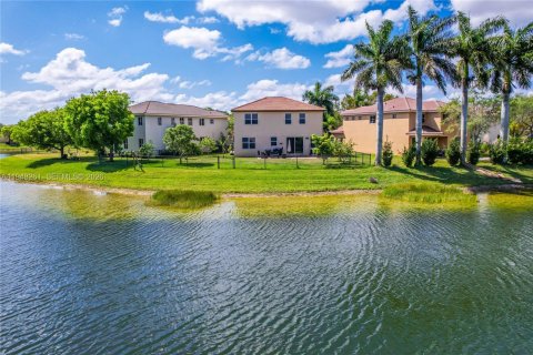 Купить виллу или дом в Хомстед, Флорида 4 спальни, 224.82м2, № 2006661 - фото 8