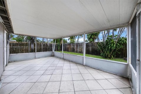 House in Oakland Park, Florida 3 bedrooms, 104.79 sq.m. № 1683891 - photo 25