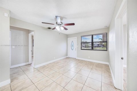 House in Oakland Park, Florida 3 bedrooms, 104.79 sq.m. № 1683891 - photo 5