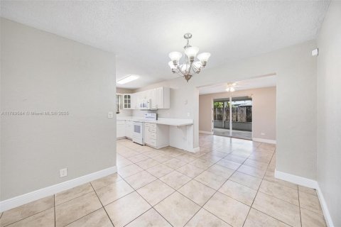 House in Oakland Park, Florida 3 bedrooms, 104.79 sq.m. № 1683891 - photo 4