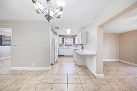 House in Oakland Park, Florida 3 bedrooms, 104.79 sq.m. № 1683891 - photo 2