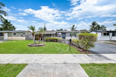 House in Oakland Park, Florida 3 bedrooms, 104.79 sq.m. № 1683891 - photo 7