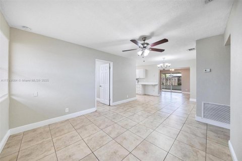 House in Oakland Park, Florida 3 bedrooms, 104.79 sq.m. № 1683891 - photo 14