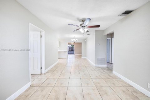 House in Oakland Park, Florida 3 bedrooms, 104.79 sq.m. № 1683891 - photo 16