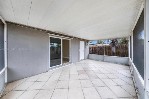 House in Oakland Park, Florida 3 bedrooms, 104.79 sq.m. № 1683891 - photo 26