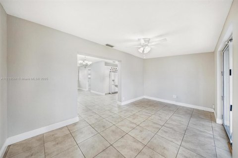 House in Oakland Park, Florida 3 bedrooms, 104.79 sq.m. № 1683891 - photo 23