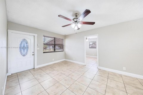 House in Oakland Park, Florida 3 bedrooms, 104.79 sq.m. № 1683891 - photo 18
