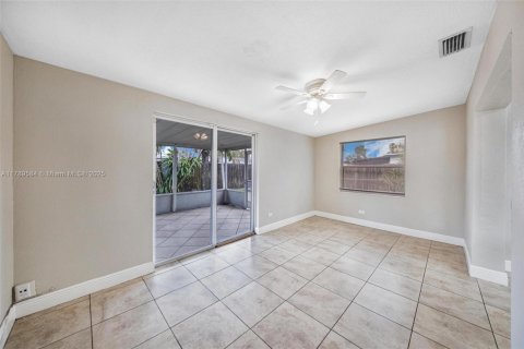 House in Oakland Park, Florida 3 bedrooms, 104.79 sq.m. № 1683891 - photo 24
