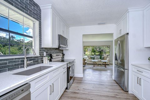 House in Tampa, Florida 3 bedrooms, 96.99 sq.m. № 1808484 - photo 5