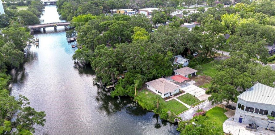 House in Tampa, Florida 3 bedrooms, 96.99 sq.m. № 1808484