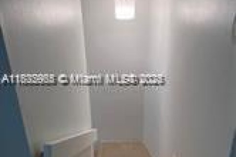 Снять в аренду кондоминиум в Саут-Майами, Флорида 2 спальни, 119.84м2, № 1811322 - фото 15