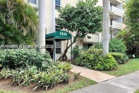 Снять в аренду кондоминиум в Саут-Майами, Флорида 2 спальни, 119.84м2, № 1811322 - фото 2