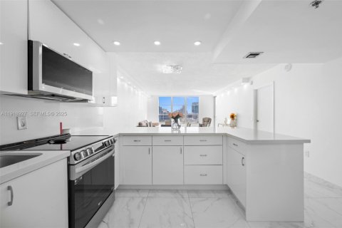 Condo in Miami Beach, Florida, 1 bedroom  № 1976392 - photo 8