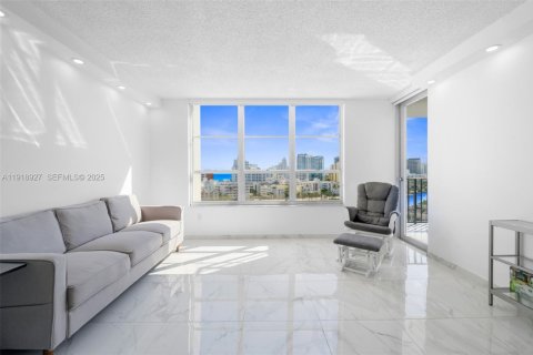 Condo in Miami Beach, Florida, 1 bedroom  № 1976392 - photo 1