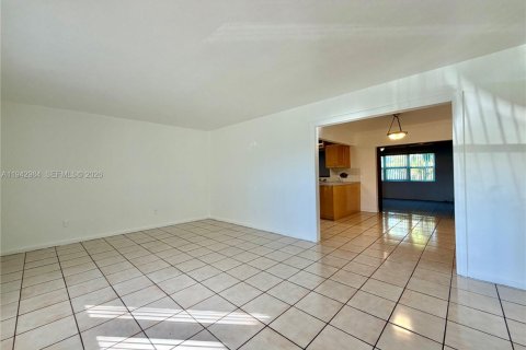 Villa ou maison à louer à Miami, Floride: 4 chambres, 163.14 m2 № 1999374 - photo 2