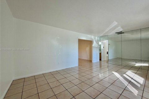 Villa ou maison à louer à Miami, Floride: 4 chambres, 163.14 m2 № 1999374 - photo 4