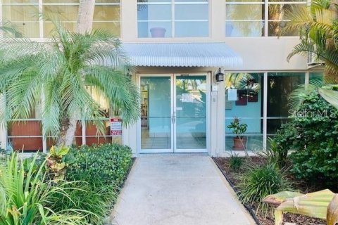 Condo in Cape Canaveral, Florida, 1 bedroom  № 1831262 - photo 1