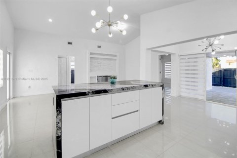 House in Kendall, Florida 4 bedrooms, 188.22 sq.m. № 1975767 - photo 5