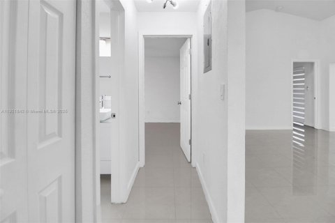 House in Kendall, Florida 4 bedrooms, 188.22 sq.m. № 1975767 - photo 14