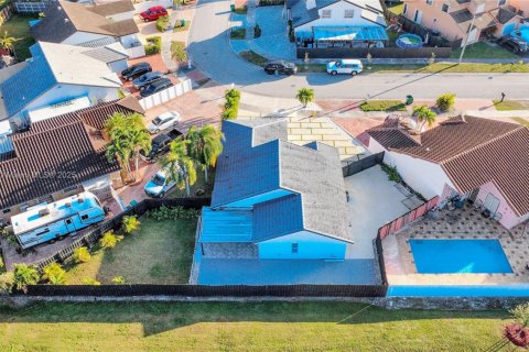 House in Kendall, Florida 4 bedrooms, 188.22 sq.m. № 1975767 - photo 24