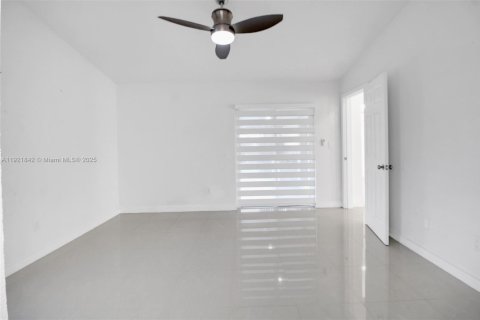 House in Kendall, Florida 4 bedrooms, 188.22 sq.m. № 1975767 - photo 11