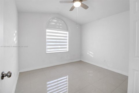 House in Kendall, Florida 4 bedrooms, 188.22 sq.m. № 1975767 - photo 12