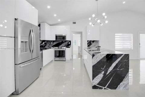 House in Kendall, Florida 4 bedrooms, 188.22 sq.m. № 1975767 - photo 2