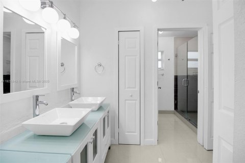 House in Kendall, Florida 4 bedrooms, 188.22 sq.m. № 1975767 - photo 7