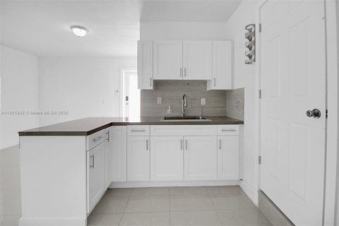 House in Kendall, Florida 4 bedrooms, 188.22 sq.m. № 1975767 - photo 17