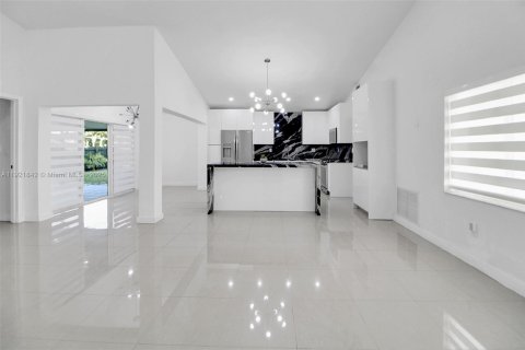 House in Kendall, Florida 4 bedrooms, 188.22 sq.m. № 1975767 - photo 4